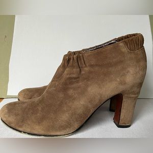 Suede booties. Excellent condition. Very 1940s style 🥰